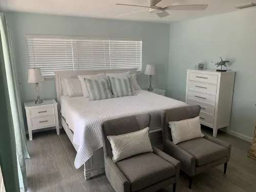 Super Comfy and modern with the extras! - 4-Star