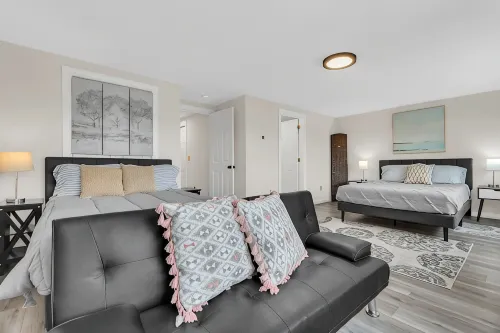 Hidden Gem! Large 3BR Condo, minutes to Pleasant Mtn! 40 Minutes to Sunday River - Wi-Fi