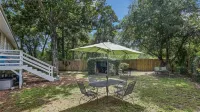 Tybee Lighthouse Cottage (A): Walk to the Beach! - Country Houses