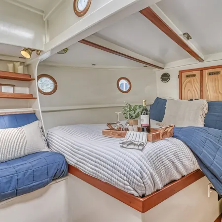 38' Yacht equipped with luxury and kayaks!