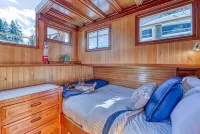 Spacious 46' Yacht: Luxury, kayaks, walk to town - Wifi