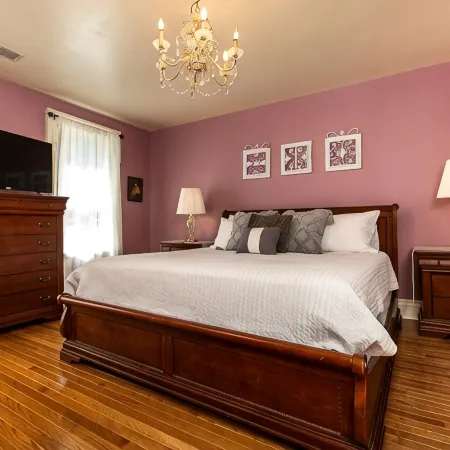 Charming Historic 4 Bedroom with Hot Tub