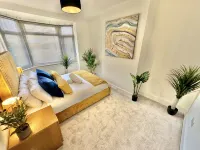 Large Four Bedroom - With Hot Tub and Parking - Sleeps 8