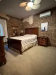 The Castle - Downtown Shopping and Eating easy pleasant walk - Wifi