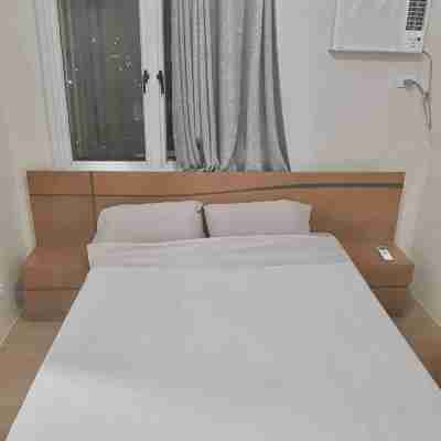 Affordable, friendly, central location, close to malls, Free parking. Furnished! Rooms