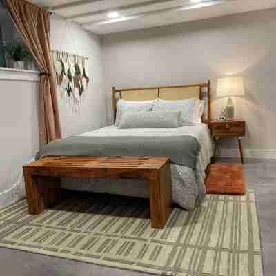 Stylish Guest Suite in Alberta Arts - New Hot Tub Too! Rooms