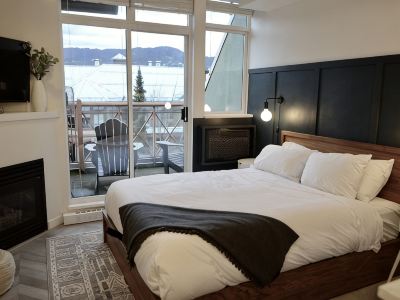 Modern Whistler Village Studio with Mountain Views