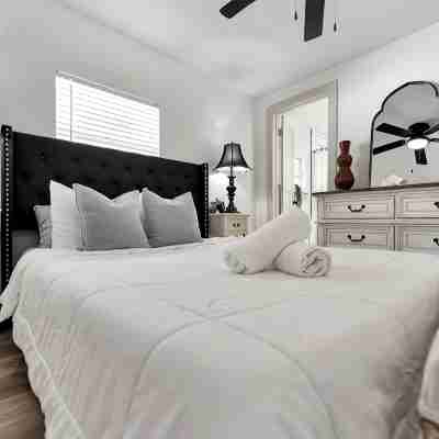 Hot Tub Gem ~ Stylish, Cozy & 6 mins to Downtown ~ Fast Wifi Rooms