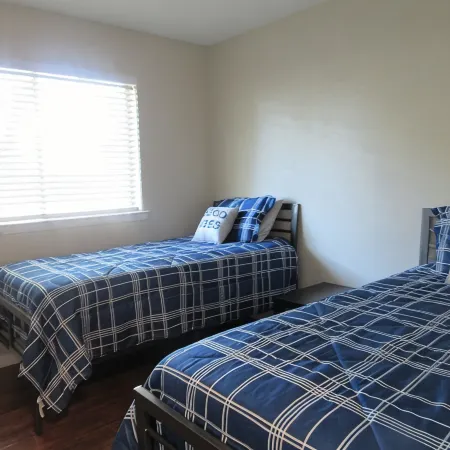 4 Bedroom Home - Great Location Sleep 9 Guest . 7 Beds
