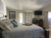 SPACIOUS LUXURY LODGE, 5 MIN TO SLOPES 2 FIREPLACES, POOLTABLE sleeps 16 - Hot Tub
