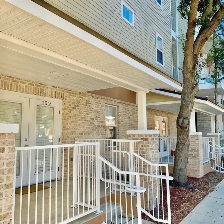 Amazing Location! Alberts Place @ Midtown w/parking Walk to UF and the Stadium.