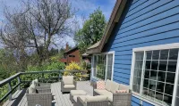 New! Charming Blue Haven Cottage with Amazing Lake Pend Oreille Views! - 4つ星