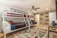 Perfect blend of style and serenity in this 3-br, 2-bath bungalow guest house. - 4つ星