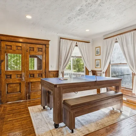 Spacious Home Chef's Kitchen, BBQ Grill, 5 Min Cle Clinic, Hot Tub, ADA, King