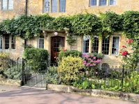 Fairlie Cottage Overlooks the River in Bourton-on-the-Water parking for 3 cars. - Homestays