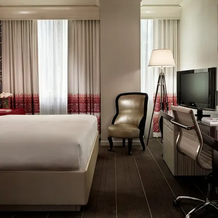 Kimpton HOTEL MONACO SEATTLE by IHG Отели рядом с достопримечательностью «Небоскреб "Смит Тауэр"»