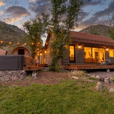 Modern Cabin with Canyon Views with Patio, Sauna Hot Tub, Wifi, AC & Fireplace