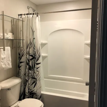 Skots Villa Upper East. Centrally Located Near Sanford Medical Center & Midco.