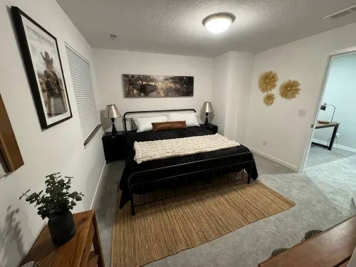NEW Near UNI Modern Spotless Townhome - 4-Sterne