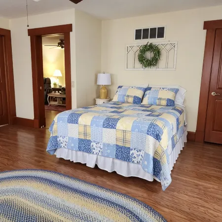 Peaceful Country Garden Suite in the rolling hills of Gambier