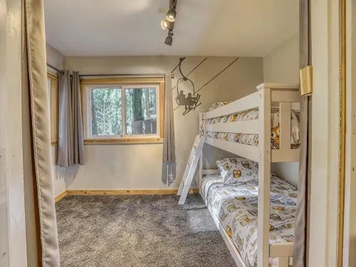 Cozy with Modern Comforts, EV Charger, Huge Fenced Yard, Last Minute Feb Deals - Chalets