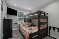The Bear Den: Rehabbed Home Near the Branson Landing - Country Houses