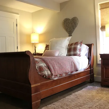 Escape to Your Cozy 2-Bedroom Cottage, Just a Hop Away from Rock City