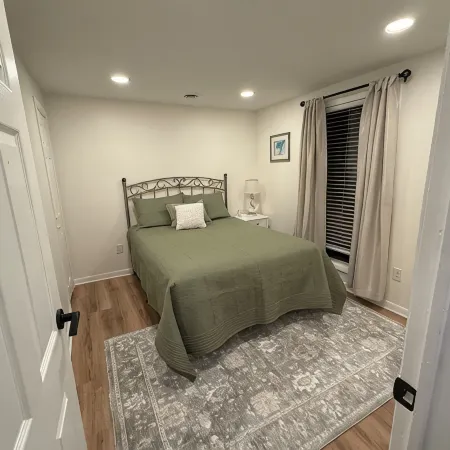 Beautiful, quaint newly-renovated Keowee Key condo with golf course view!
