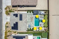 green door · Lux Resort Gem ~ Backyard Pool/Spa ~ Near Festival - 4つ星