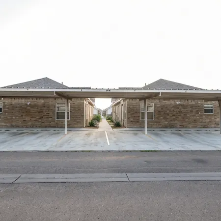 Gorgeous Pet Friendly Townhome: Clean and Spacious With Private Terrace!