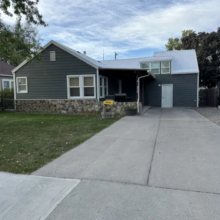 Custer Cottage / Fenced Yard