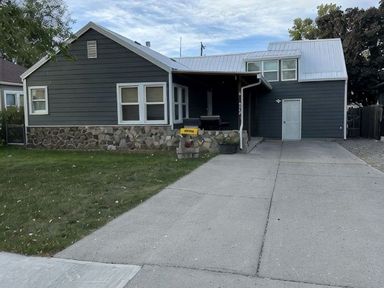 Custer Cottage / Fenced Yard