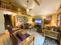 Avalon Guest Lodge 3102 House. 2 Baths, 2 Living Rooms. Sleeps 9 - 4-Star