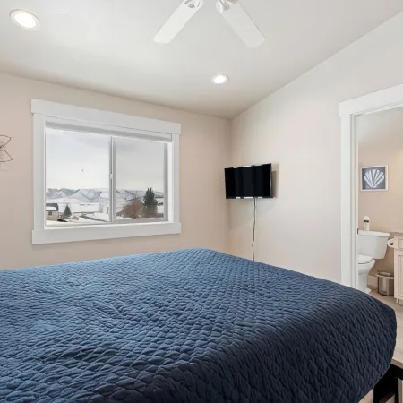 Bear Lake Cabin Sleeps 12! Game Room! Plenty of Parking for Cars and Toys!