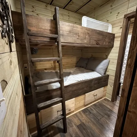 Cozy cabin in the Cherokee National Forest. Minutes from Hiwassee River.