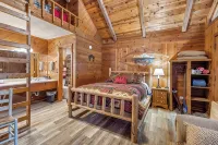 Bear Paw Cottage #2 Queen; Cozy! Adorable!  Pet Friendly! 4 Miles to Helen! - 鄉村度假屋
