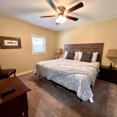 Secluded Cabin with Cozy Fireplace and Jetted Tub! 5-Minutes to Branson Landing