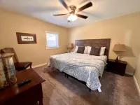 Secluded Cabin with Cozy Fireplace and Jetted Tub! 5-Minutes to Branson Landing - Chalets