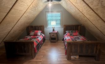 Cozy 2BR/1B cabin overlooking a beautiful creek with access to Catoosa WMA.