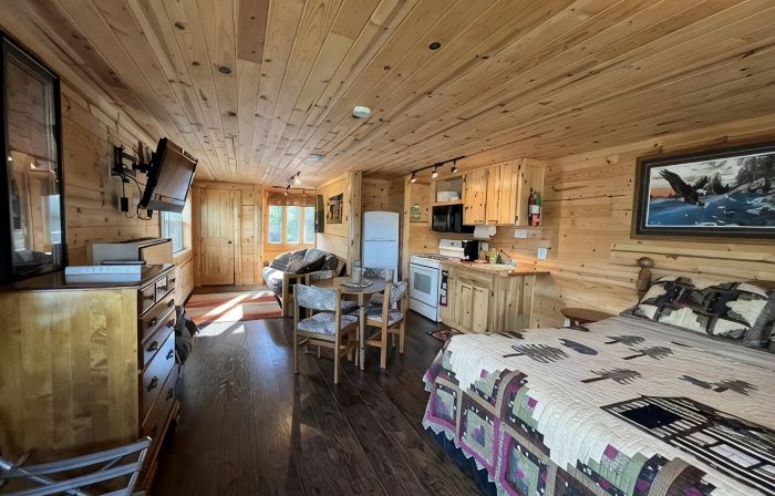 Beautiful Upper Suite on Nelson Lake with Balcony & Lakeviews!