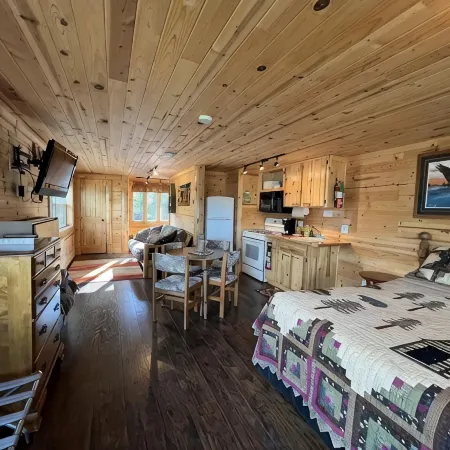 Beautiful Upper Suite on Nelson Lake with Balcony & Lakeviews!