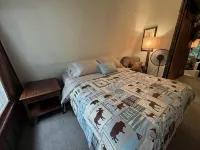 Tranquil 2 Bedroom Getaway on Private Lake - Homestays