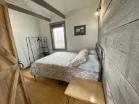 Cozy 2BR with Rustic Decor Near Downtown - 4 tähden