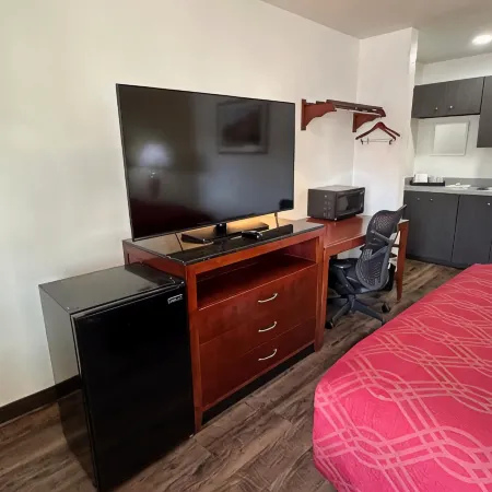 Desert Sands Inn & Suites