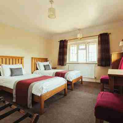 Charming Riverside Cottage - Ideal for Families & Groups, Pool, Gardens & River Rooms