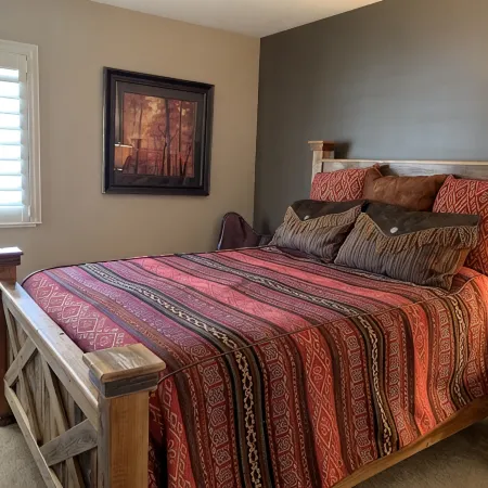 Year-round resort condo minutes from skiing, lake, golf, pool, sleeps 6