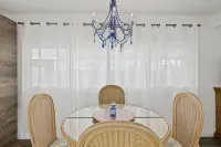 Tropical Privacy, Full Kitchen, Screened Lanai, Covered Parking, Fenced Yard - Wi-Fi