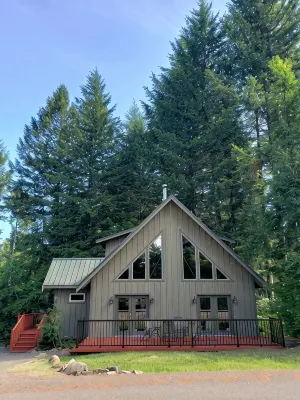 The Elk Run Lodge-close to town, hot tub, game table, Apple TV and fire pit. - 3-Star