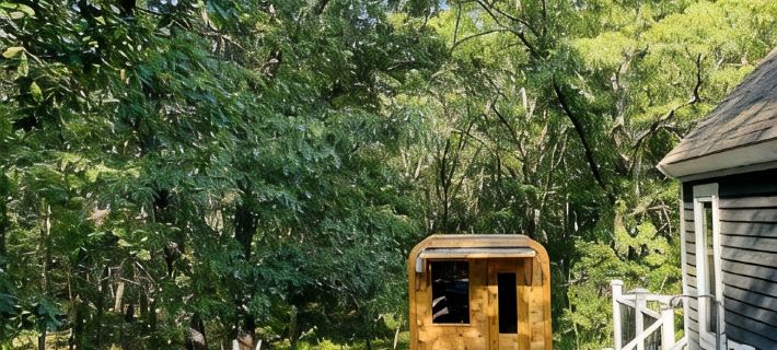 Luxurious Spa Suite with Jacuzzi, Outdoor Sauna, Plunge Pool and Steam-bath Hotels in Strafford County