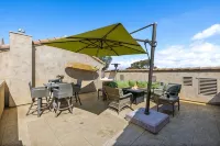 Spacious Village Beach House. Private Rooftop Deck. Walk to Beaches and Shops. - 4 étoiles
